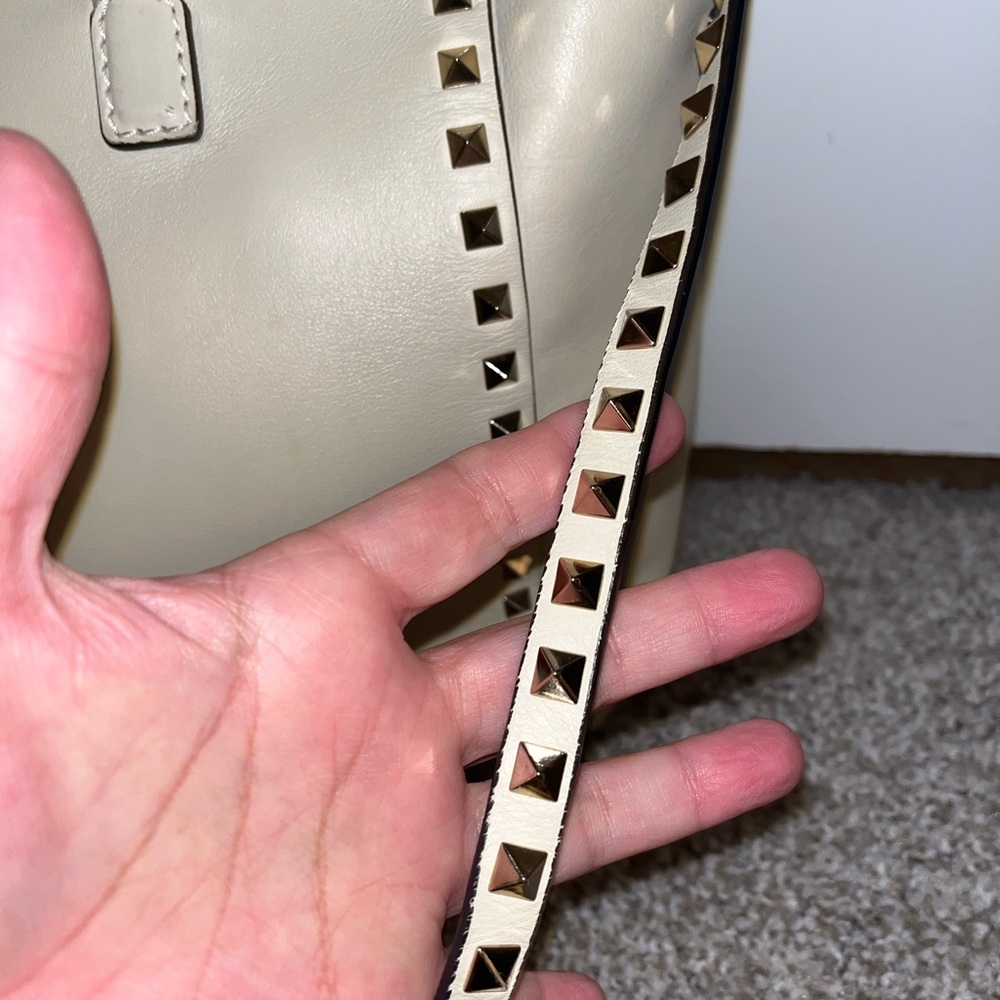 Valentino Garavani Ivory Leather Rockstud Trapeze Tote - Picture 4 of 14